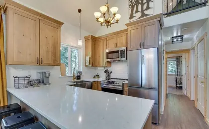 Unwind in Cle Elum: Hot Tub & Cozy Fireplace!
