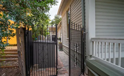 Exquisite Studio Guesthouse Near Downtown's Core!