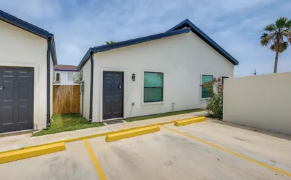 Beach Base for Groups! SPI Studio w/ Pool On-site