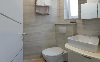 Apartment & Room Split Lea