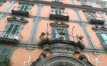 "Dint e viche e Napule" Guest House