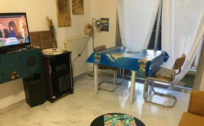 Studio standing Nice