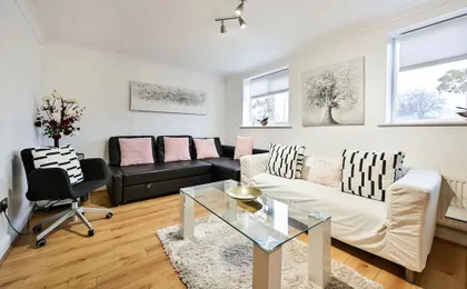 Riverside Townhouse with private Garden