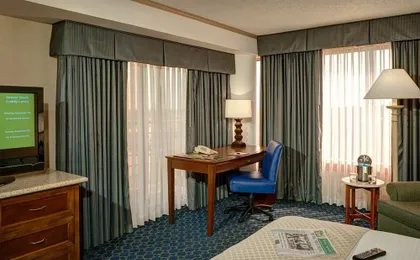 DoubleTree by Hilton Hotel Tulsa - Warren Place