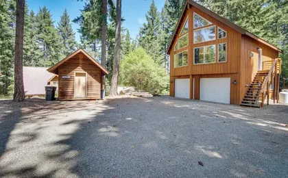 Unwind in Cle Elum: Hot Tub & Cozy Fireplace!