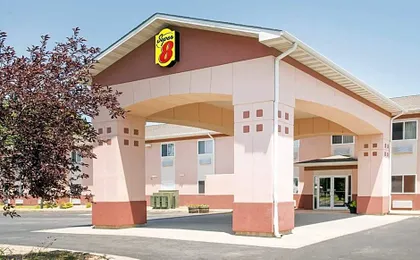 Super 8 by Wyndham Iola KS
