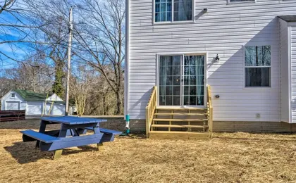 Riverside House w/ Kayaks, Piano & Fireplace