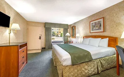 Days Inn & Suites by Wyndham Albuquerque North