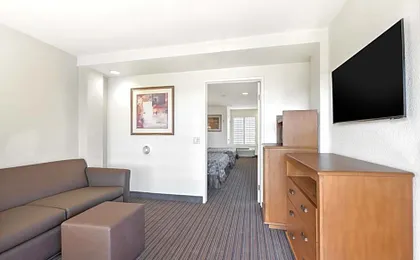 Anaheim Desert Inn & Suites