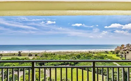 Oceanfront Condo With Spacious Balcony, Great Views, AC & Outdoor Pooloc