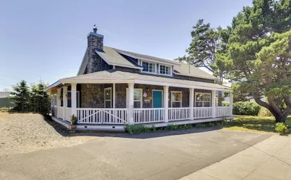 Coastal Lincoln City Home w/ Spacious Deck!