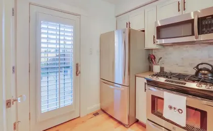 2 Mi to National Mall: Stunning Townhome w/ Patio!