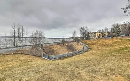 Walk to Downtown & Coast Trail: Condo in Anchorage