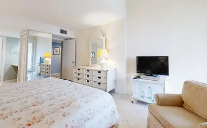 Oceanfront Condo With Spacious Balcony, Great Views, AC & Outdoor Pooloc