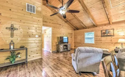 Updated Ruidoso Cabin w/ Spacious Deck & View
