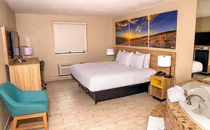 Days Inn and Suites by Wyndham Hammond, IN