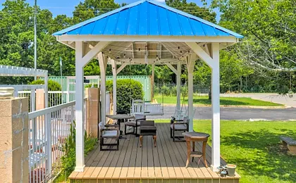 Gray Inn & Suites