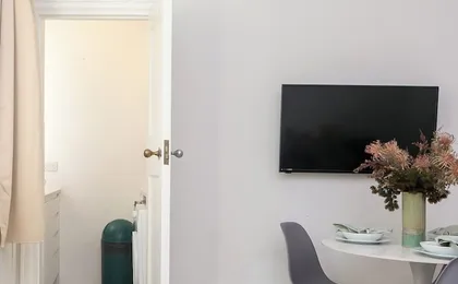 Beautifully Presented Centrally Located Studio apt