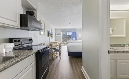 SeaMist Driftwood Vacation Studio with Balcony