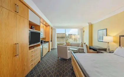 Newly Renovated Exquisite Trump Studio 1712 Great Views