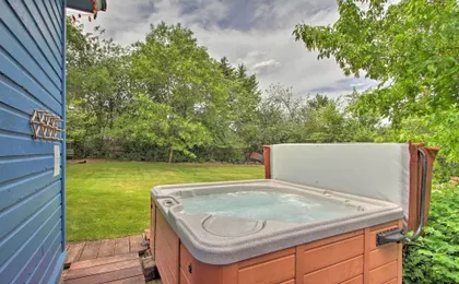 Cozy Home w/ Hot Tub: Half Mi to Salmon River!