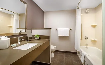 Courtyard by Marriott Manchester-Boston Regional Airport