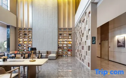 Dali High-speed railway station Erhai Park Atour Hotel