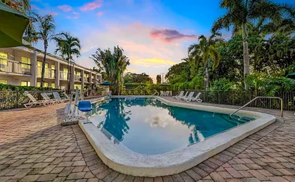 Super 8 by Wyndham Riviera Beach West Palm Beach