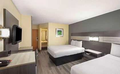 Travelodge by Wyndham Perry National Fairgrounds Area I-75