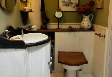 Central Apartment with parking, original art and antiques