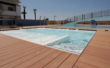 Elegant Pool-front Flat With Fenced Garden