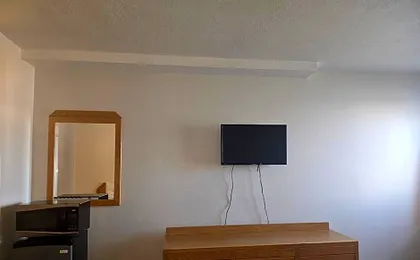 Economy Inn & Suites